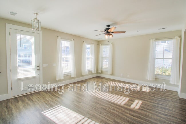 Building Photo - 286 Great Lawn Dr