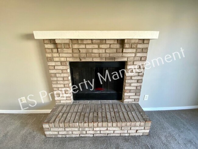 Building Photo - Stunning 4 Bedroom 2 Bathroom Tri-Level Ho...