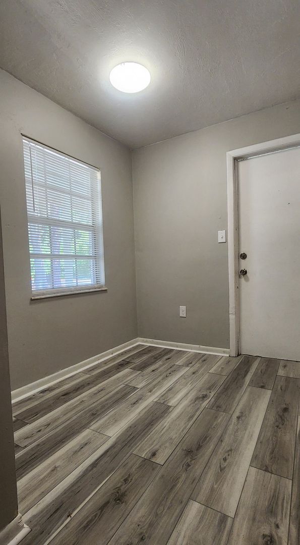 Building Photo - This beautifully updated 2-bedroom, 1 bath...