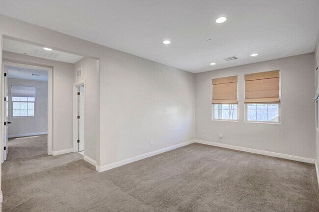Building Photo - 4 bedroom home with 2 primary bedrooms! On...