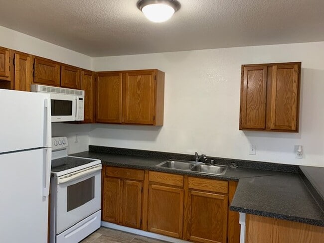 Building Photo - 3 Bedroom, 2 full Bath suite!!