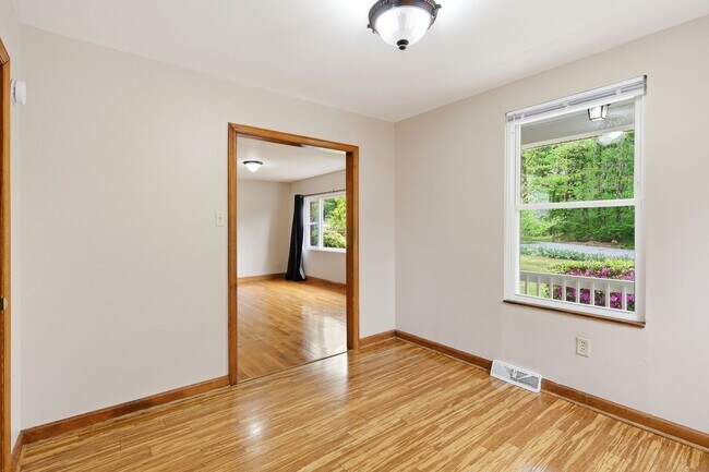 Building Photo - Charming home in Swannanoa, NC