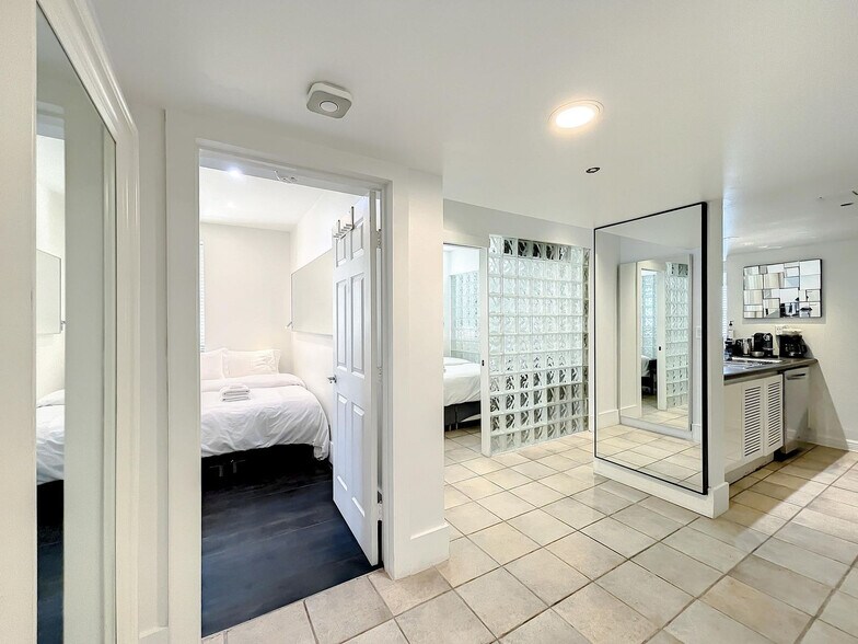 Building Photo - 825 Jimmy Buffett Mem Hwy