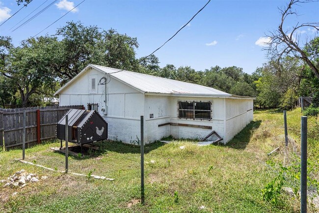 Building Photo - 2106 Allred Dr