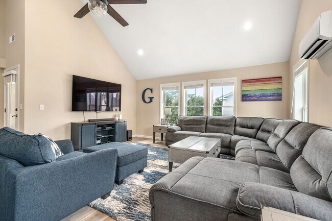 Building Photo - 1 Elm St