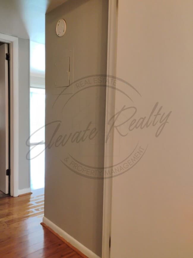 Building Photo - Charming 1 Bedroom | 1 Bath Upstairs Apart...
