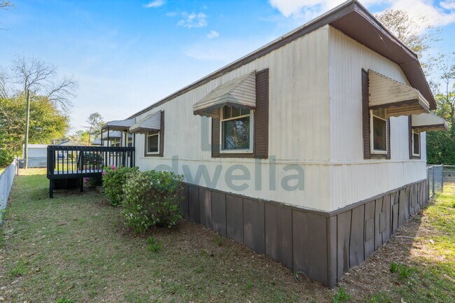 Building Photo - Location Perfection! Beautifully Renovated 3-bedroom, 2-bath home in the highly sought-after Lexi...