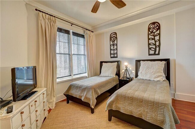 Building Photo - 10 Marina Dr