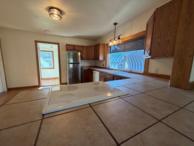 Building Photo - 2 Bedroom 1.5 bath single family home