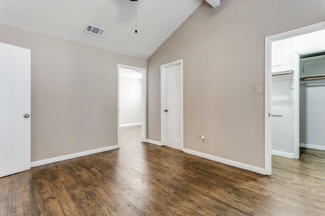 Building Photo - 3009 Hilltop Dr