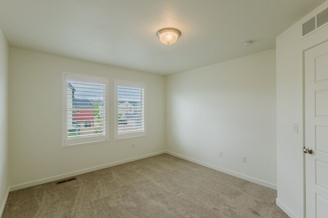 Building Photo - 2656 Champagne Ave