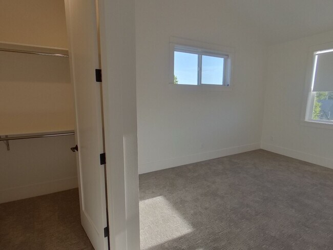Building Photo - Beautiful 6 bedroom Campus Home!