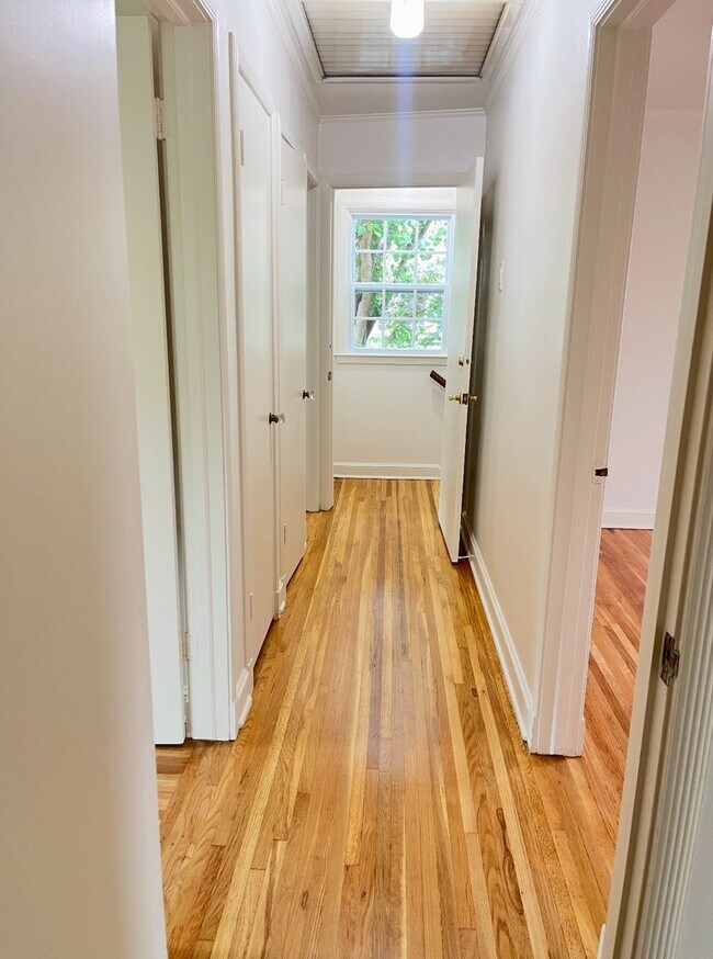 Building Photo - Beautifully updated midtown charmer!