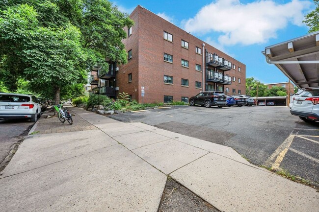 Building Photo - Charming 2BR Condo in Denver