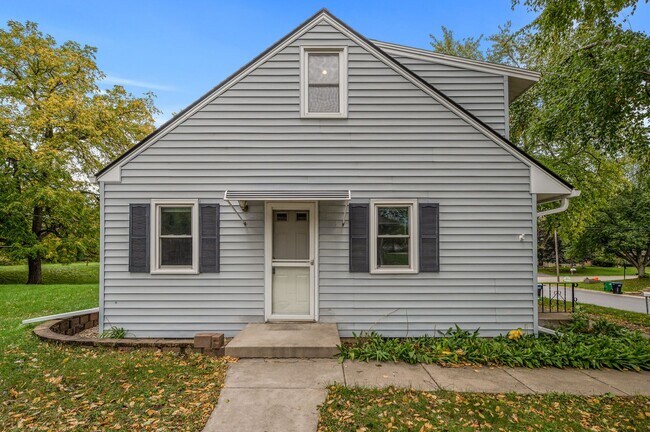 Building Photo - 1711 Rose Pl W