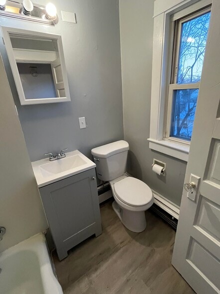 Building Photo - 14 Elm St