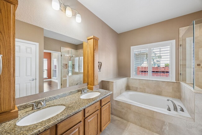 Building Photo - 9865 Tanglebrush Dr