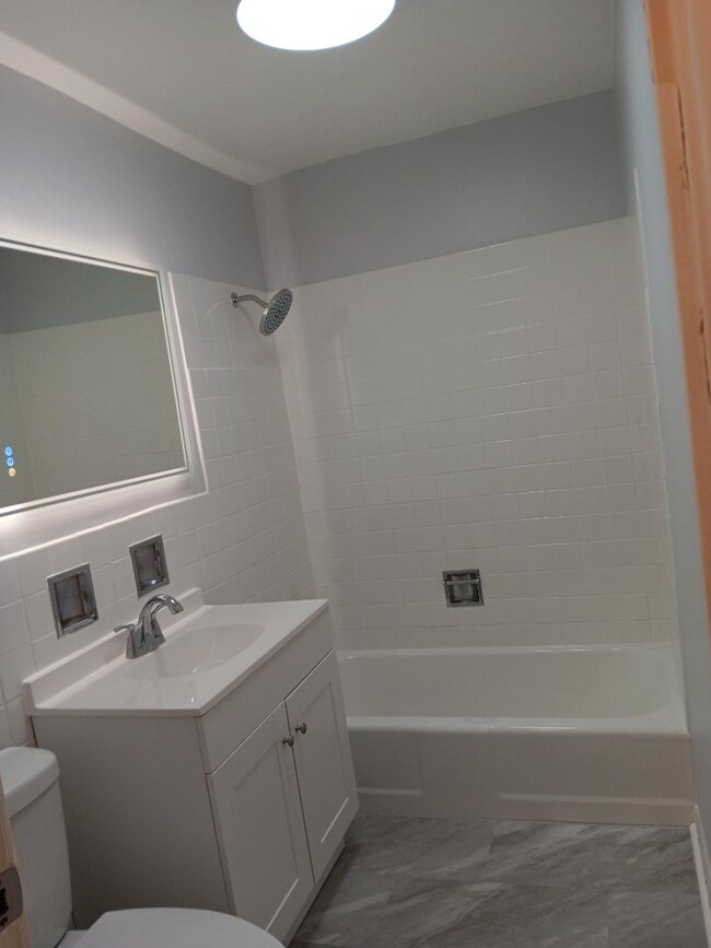 Building Photo - 2405 W Balmoral Ave