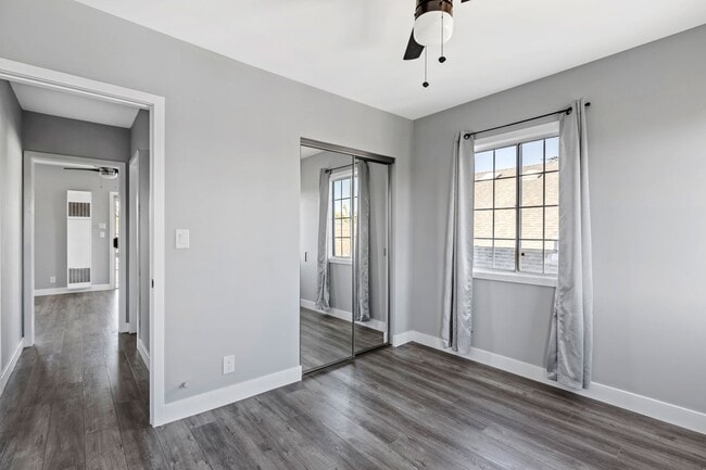 Building Photo - 1608 W 42nd Pl