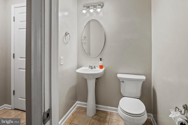 Building Photo - 8755 Thornbrook Dr