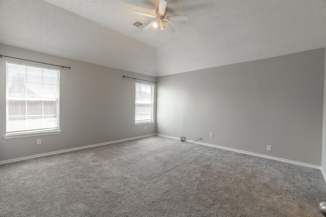 Building Photo - 3 Bedroom 2 Bath Beautiful West Fayetteville home!! Great Location, Great yard!!