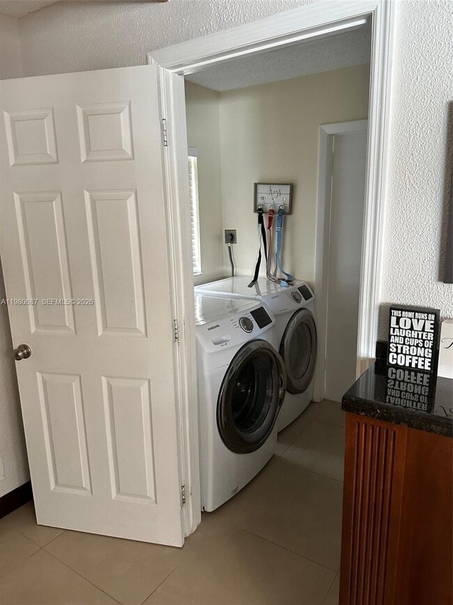 Building Photo - 10404 NW 5th Manor