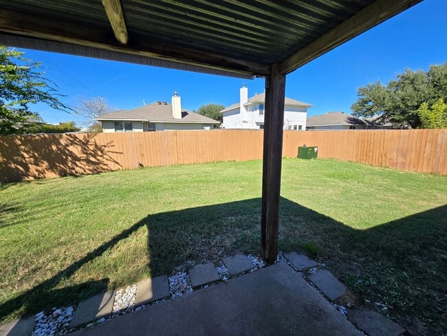 Building Photo - College Station - 3 bedroom / 2 bath / Garage / Fenced in back yard.