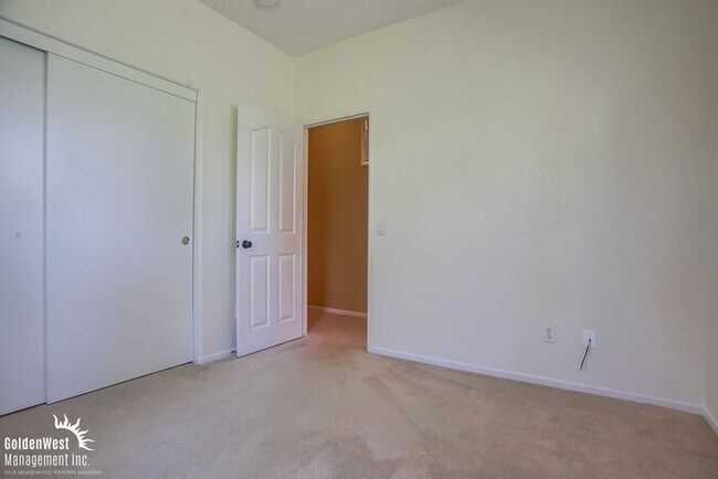 Building Photo - Stunning 3Bdm 2.5Ba Townhome in Carmel Valley