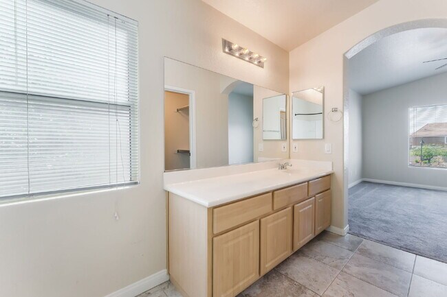 Building Photo - Gated Community Townhome 2 bedroom, 2 bathroom, 1 car garage