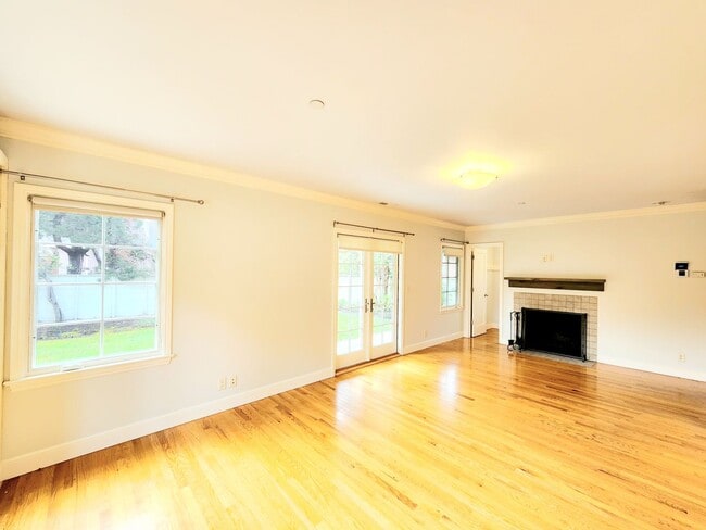 Building Photo - Amazing 1 bedroom with private backyard an...