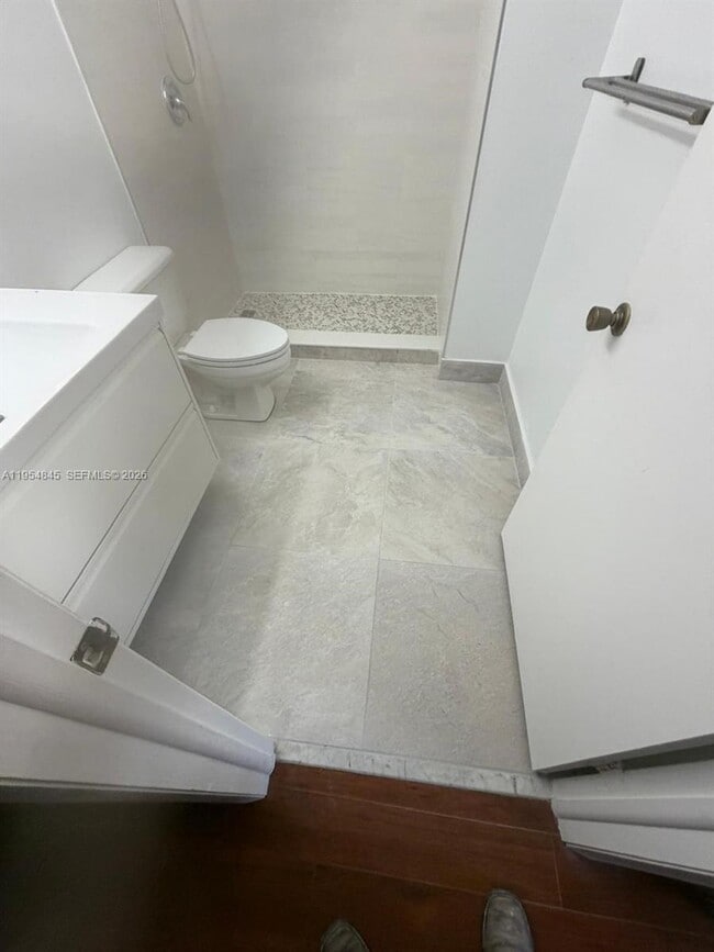 Building Photo - 561 Racquet Club Rd