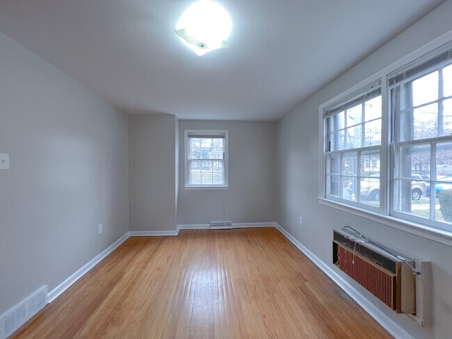 Building Photo - 600 Walnut Ln