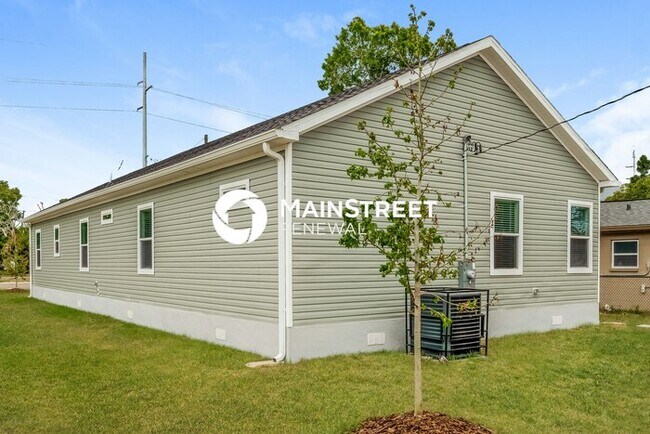 Building Photo - 4 Bedroom Pet-Friendly Home in St. Petersb...