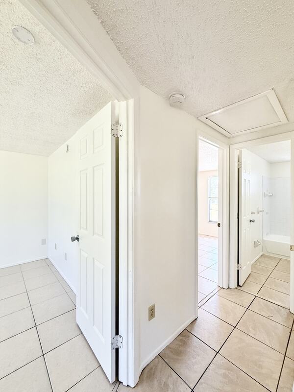 Building Photo - 7071 Bee Ridge Rd