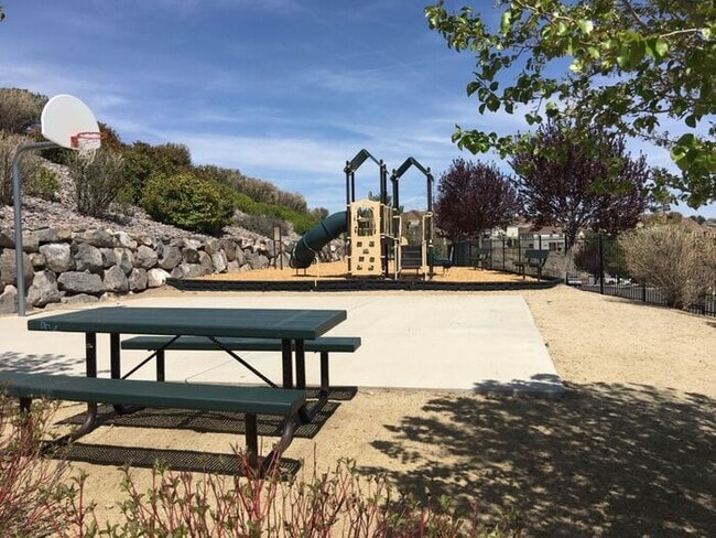 Building Photo - NW Reno Large Townhouse Sterling Ridge at ...