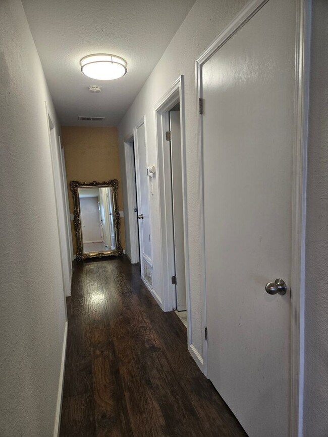Building Photo - Beautifully Updated 3 Bed, 2 Bath House
