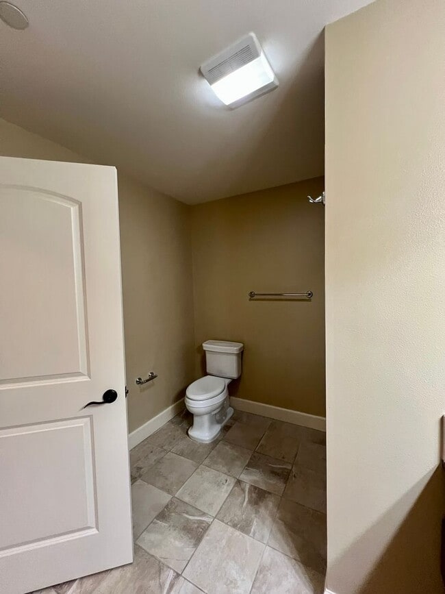 Building Photo - Spacious 2 Bedroom Condo in Fairhaven!