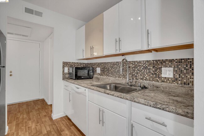 Building Photo - 490 N Civic Dr