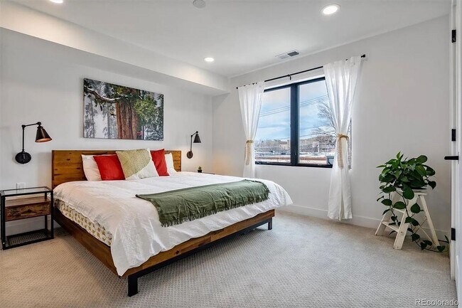 Building Photo - Contemporary Townhome in an Exceptional Su...