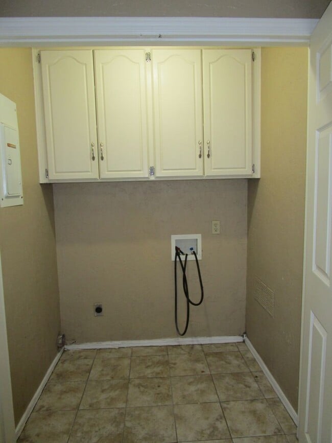 Building Photo - Move in Ready 3 or 4 bedroom