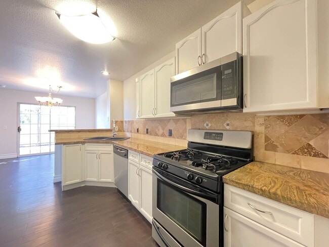 Building Photo - Lovely townhome in The Pueblo Village of S...