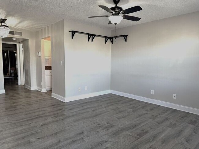 Building Photo - Updated 1/1 Villa