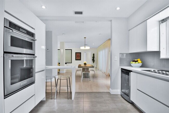 Building Photo - Northeast 11th Avenue, Miami Shores, FL 33138 - 3 BR 2 BA single-family home