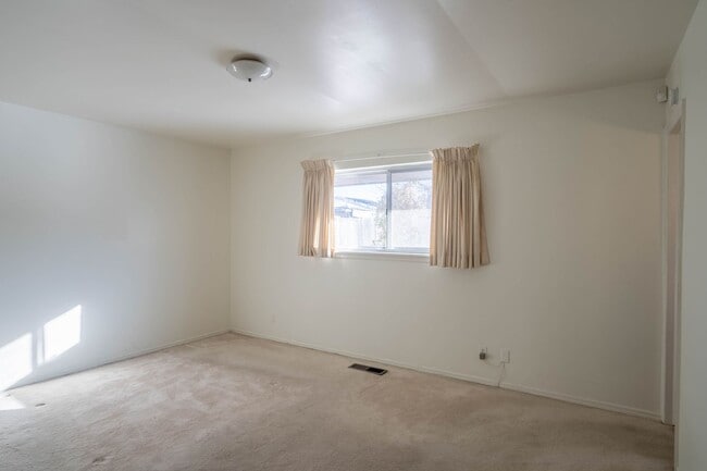 Building Photo - 3 Bed | 2 Bath in Central Tulsa!