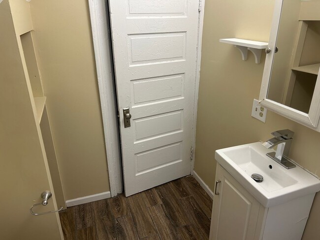 Building Photo - 3 Bedroom House