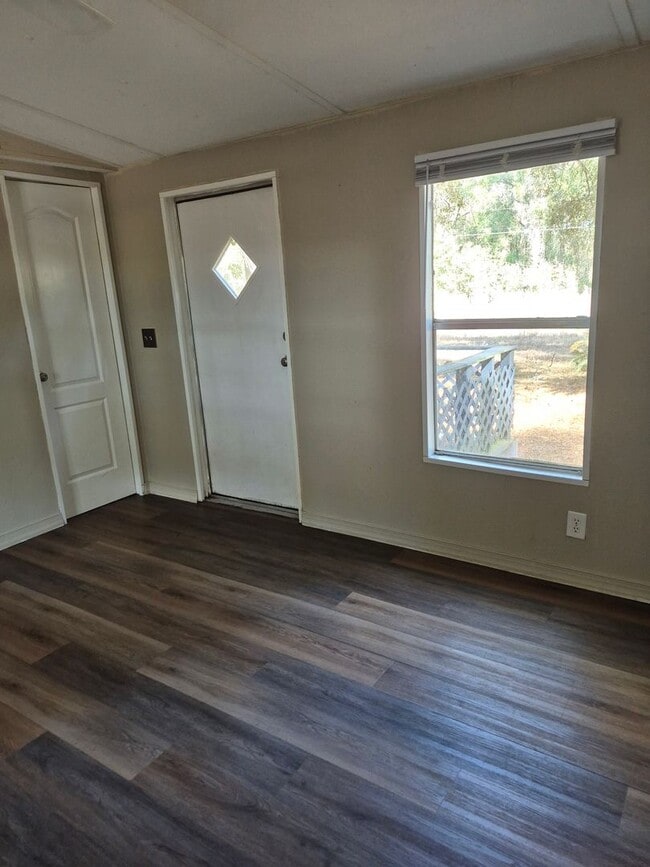 Building Photo - Nice Little Get Away!! Beautiful country setting