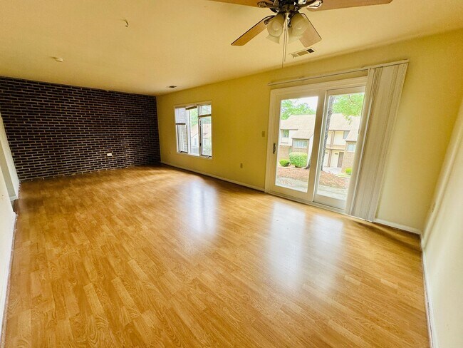 Building Photo - 3 Bedroom 2.5 Bath Townhouse