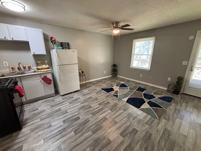 Building Photo - 390 N King St