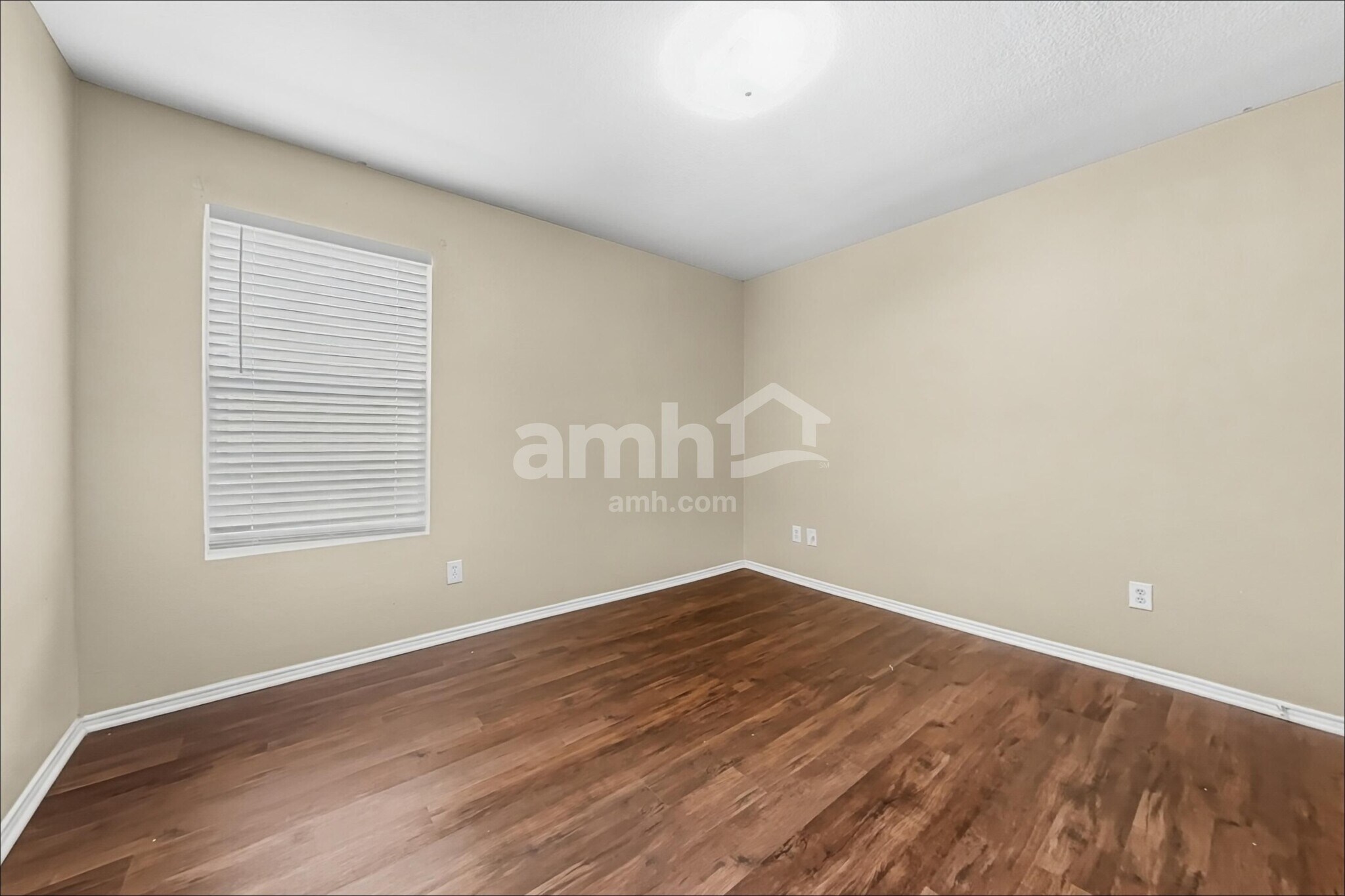 Building Photo - 1120 Boxwood Dr