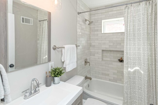 Building Photo - 3554 Jamieson Ave